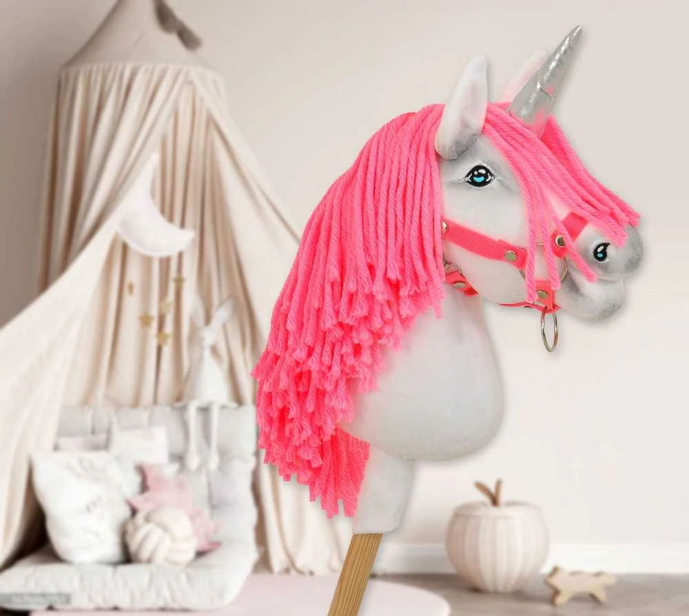 Vienaragis Hobby Horse lazdoje su neonine rožine karčiene ir sidabriniu ragu