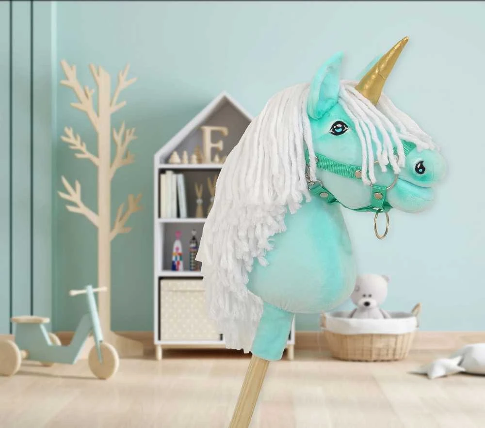 Vienaragis Hobby Horse su lazda mėtų spalvos su balta karčiais ir auksiniu ragu