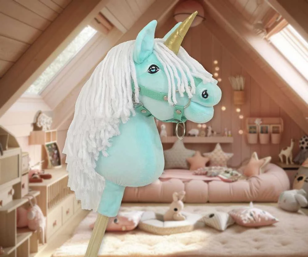 Vienaragis Hobby Horse su lazda mėtų spalvos su balta karčiais ir auksiniu ragu