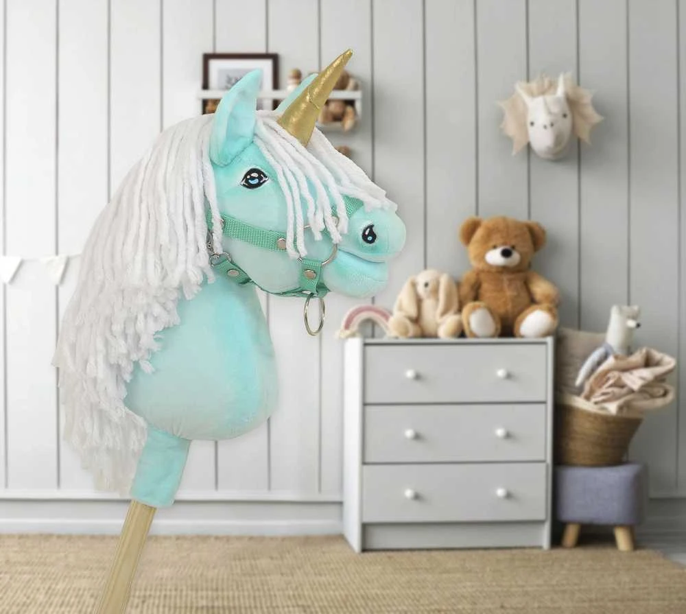 Vienaragis Hobby Horse su lazda mėtų spalvos su balta karčiais ir auksiniu ragu