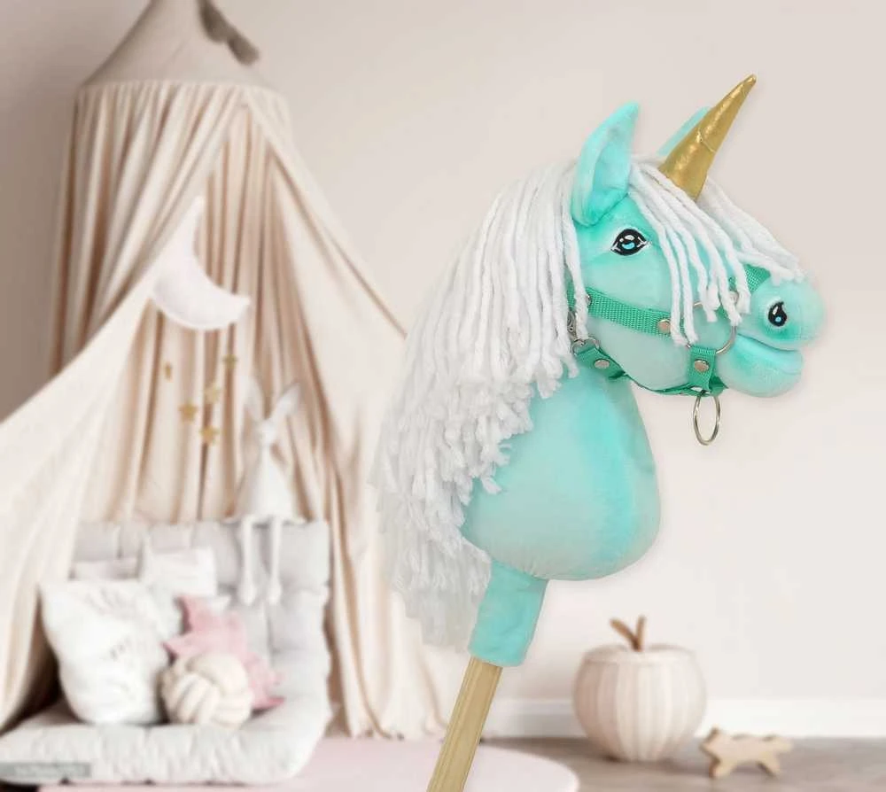 Vienaragis Hobby Horse su lazda mėtų spalvos su balta karčiais ir auksiniu ragu
