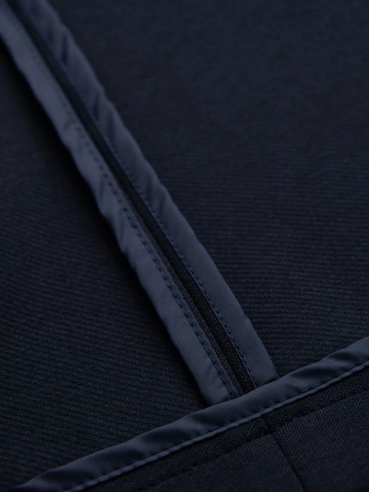 Vyriškas tamsiai mėlynas slim fit švarkas su tekstūruotu trikotažu
