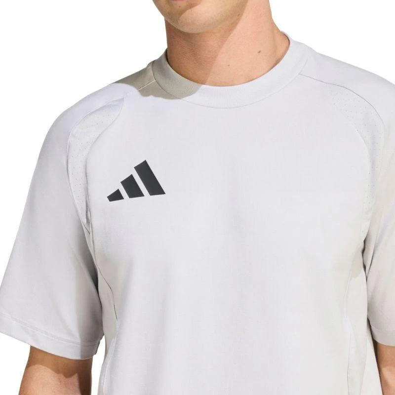 Vyriški adidas Tiro 26 kelioniniai marškinėliai, šviesiai pilki, KD1120