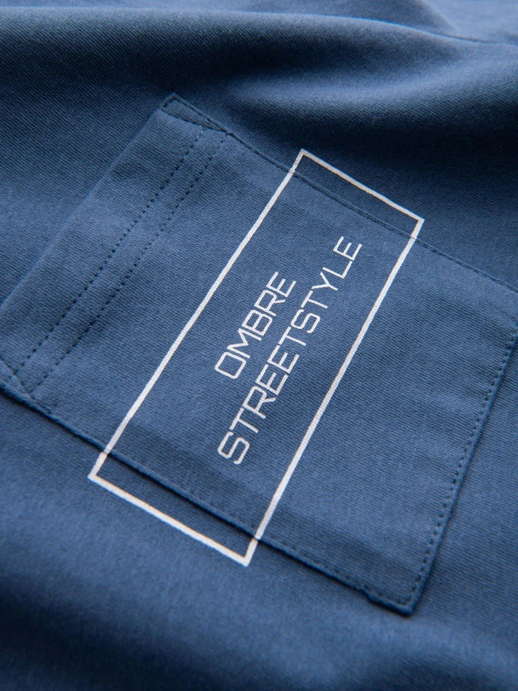 marškinėliai su ombre stiliaus kišene – indigo spalvos