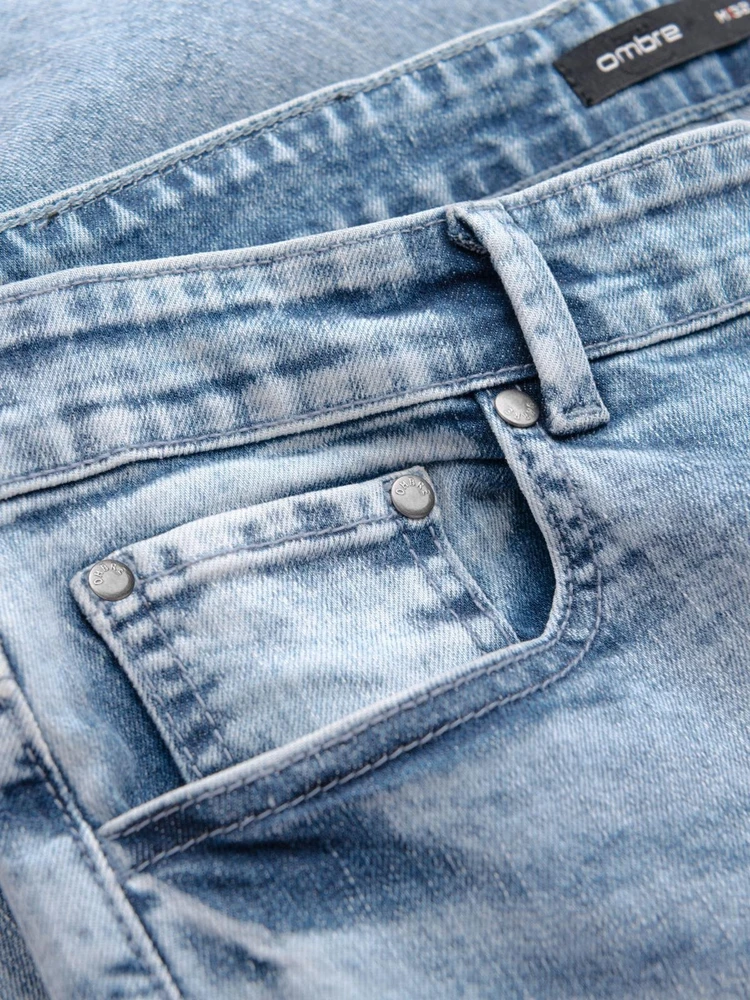 Vyriški mėlyni taper fit džinsai su siuvinėjimo detalėmis ir atlenktomis klešnėmis