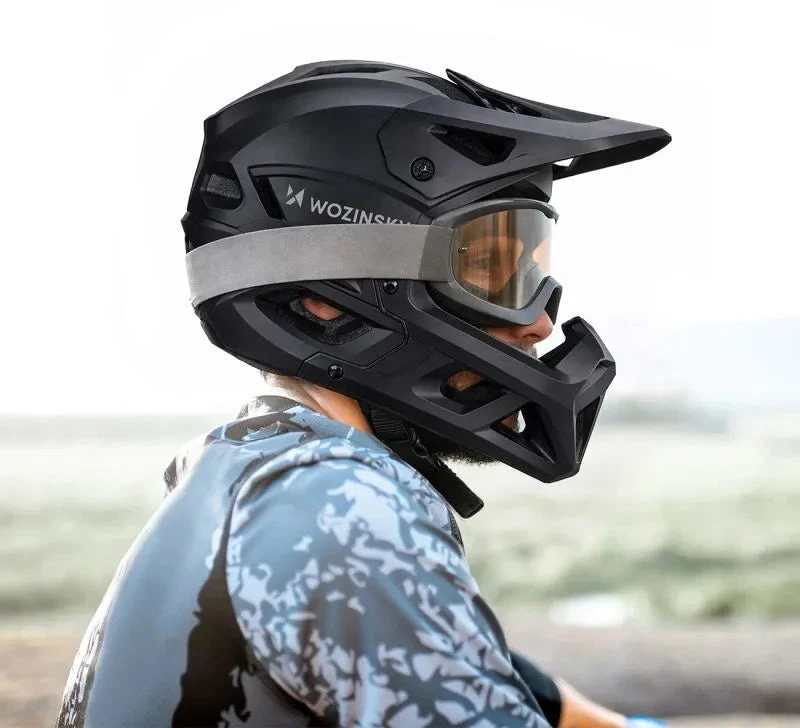 Wozinsky pilno veido dviratininko šalmas su nuimamu skydeliu 60-62 cm – Juodas