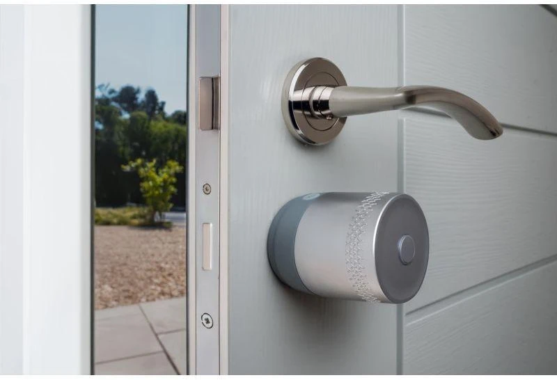 Yale Linus Smart Lock L2 Lite - išmanioji durų spyna Juodas