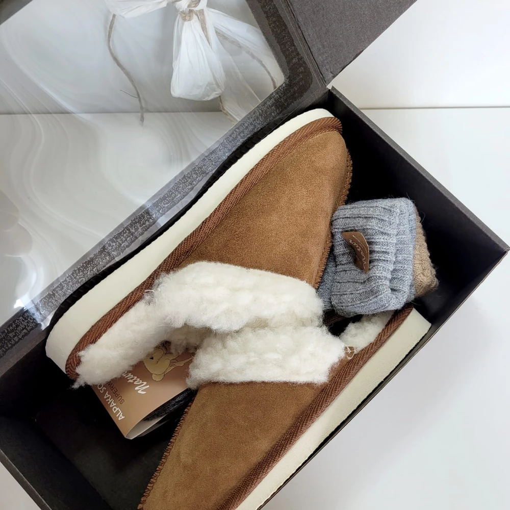 Dovanų rinkinys: Nowo® moteriškos zomšinės šlepetės su avies vilna ir VCA Textil® kojinės su alpakų vilna (2 poros)