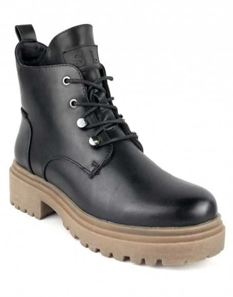 Moteriški aulinukai su masyviu traktoriaus padu Sergio Leone