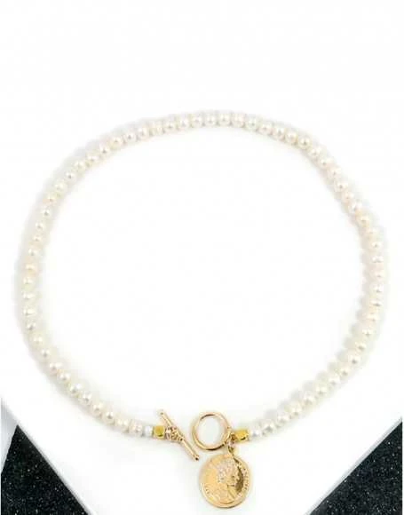 Handmade Rankų darbo choker'is iš baltų gėlavandenių perlų su paauksuotu monetos formos pakabuku