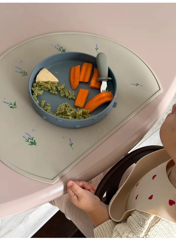 SOINA Silikoninė prilimpanti lėkštė su krašteliais ir 3D širdelėmis, Grigio Perla