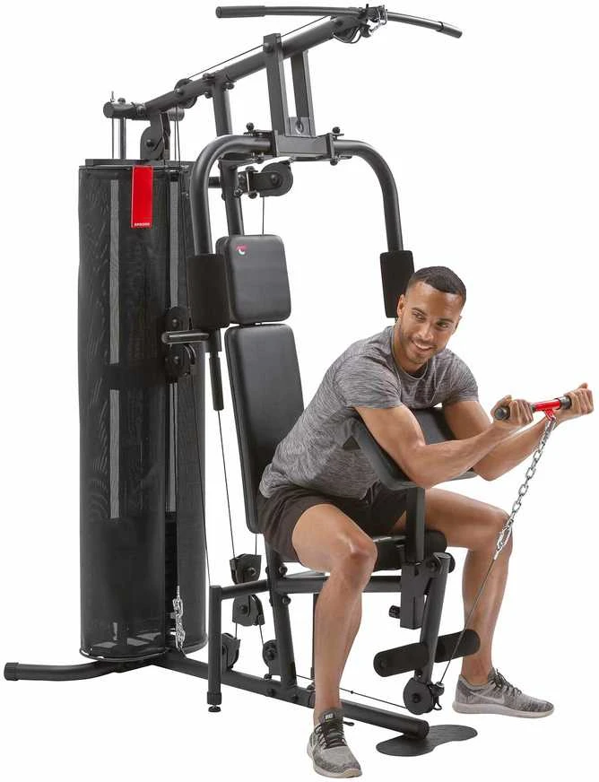 Fitneso stotis su sportuojančiu vyru bicepsų pratimui