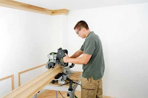 Darbastalis Festool MFT su skersavimo pjūklu darbo metu