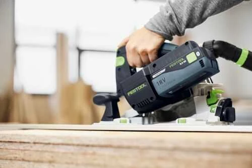 Festool 18V akumuliatorius prie diskinio pjūklo naudojimo metu