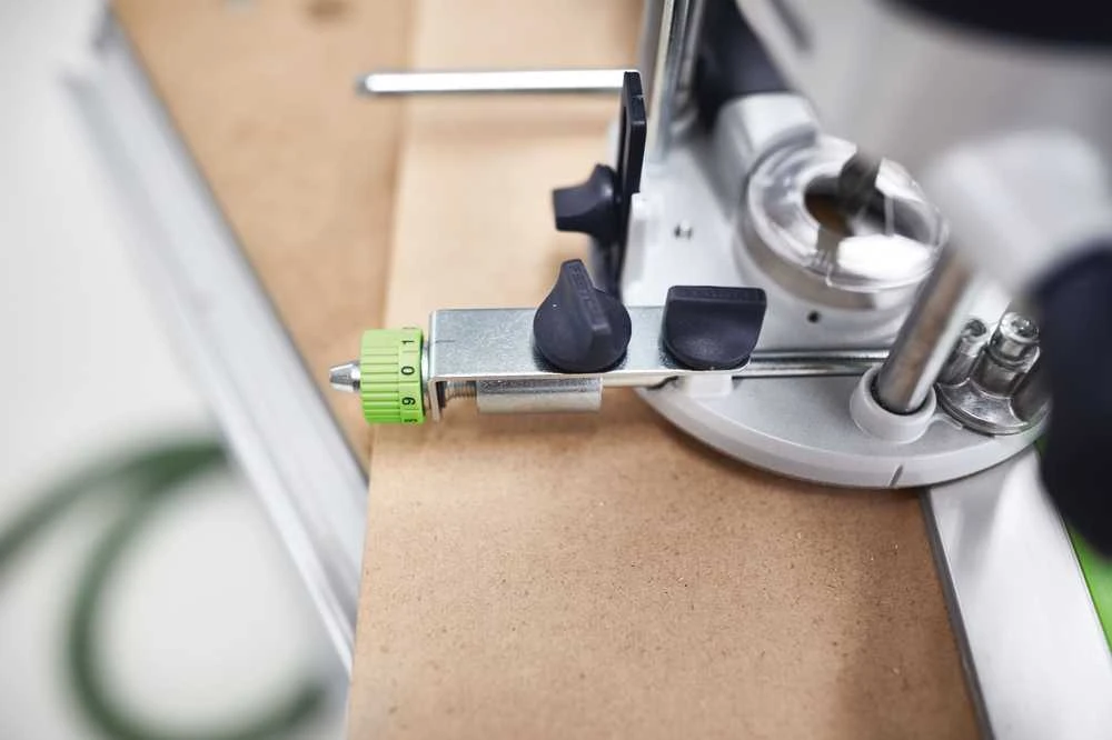Tikslus kreipiančiojo elemento atramos nustatymas Festool FE-FS/OF/KF