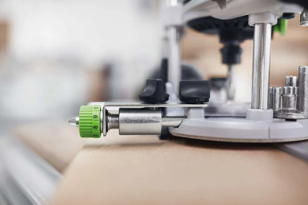 Tikslus kreipiančiojo elemento atramos nustatymas Festool FE-FS/OF/KF