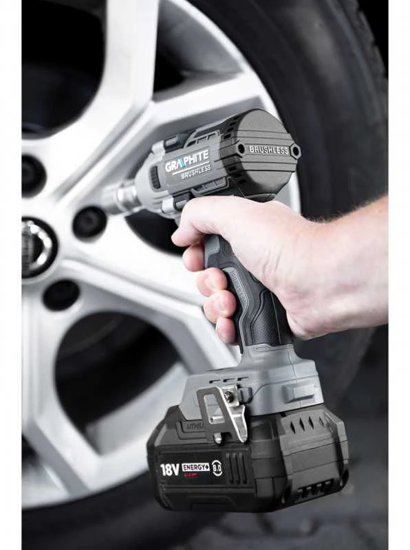 Graphite 18V akumuliatorinis veržliasukis dirbant prie automobilio