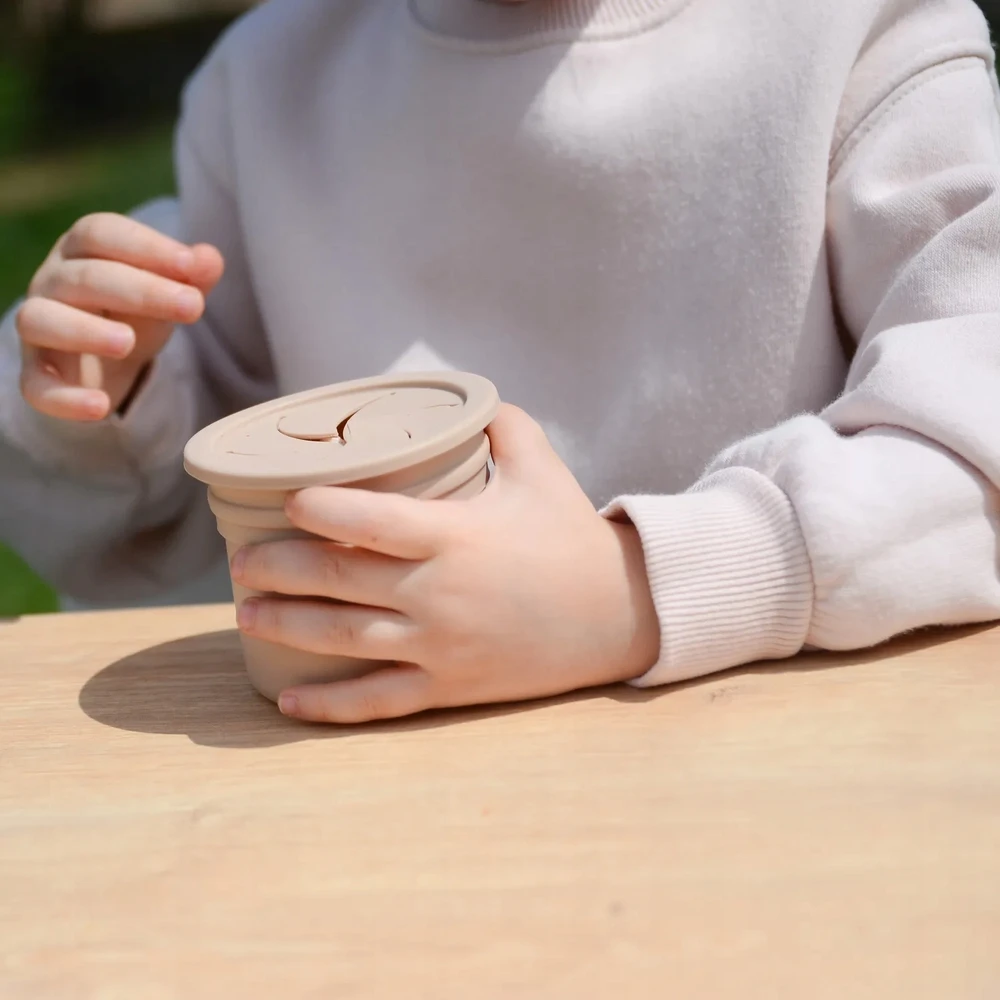 2in1 silikoninis puodelis gėrimui ir užkandžiavimui su šiaudeliu 180 ml MinikOiOi