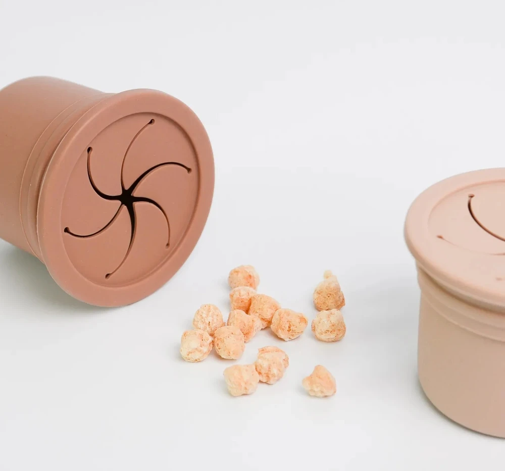 2in1 silikoninis puodelis gėrimui ir užkandžiavimui su šiaudeliu 180 ml MinikOiOi