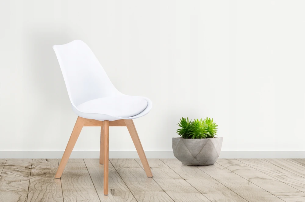 4 baltų ModernHome kėdžių rinkinys svetainei ir valgomajam su pagalvėlėmis
