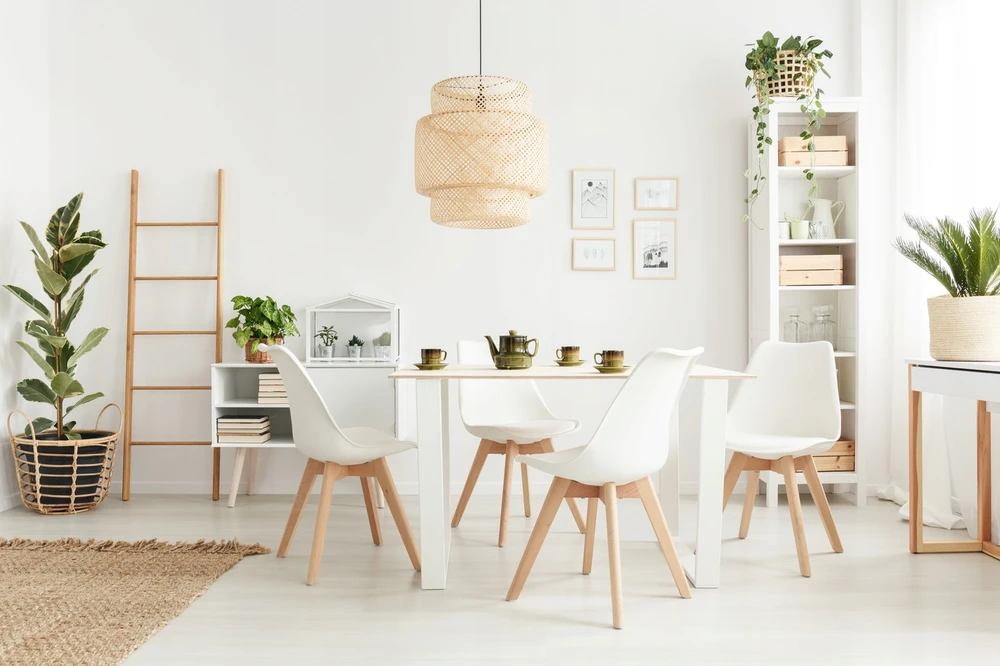4 baltų ModernHome kėdžių rinkinys svetainei ir valgomajam su pagalvėlėmis