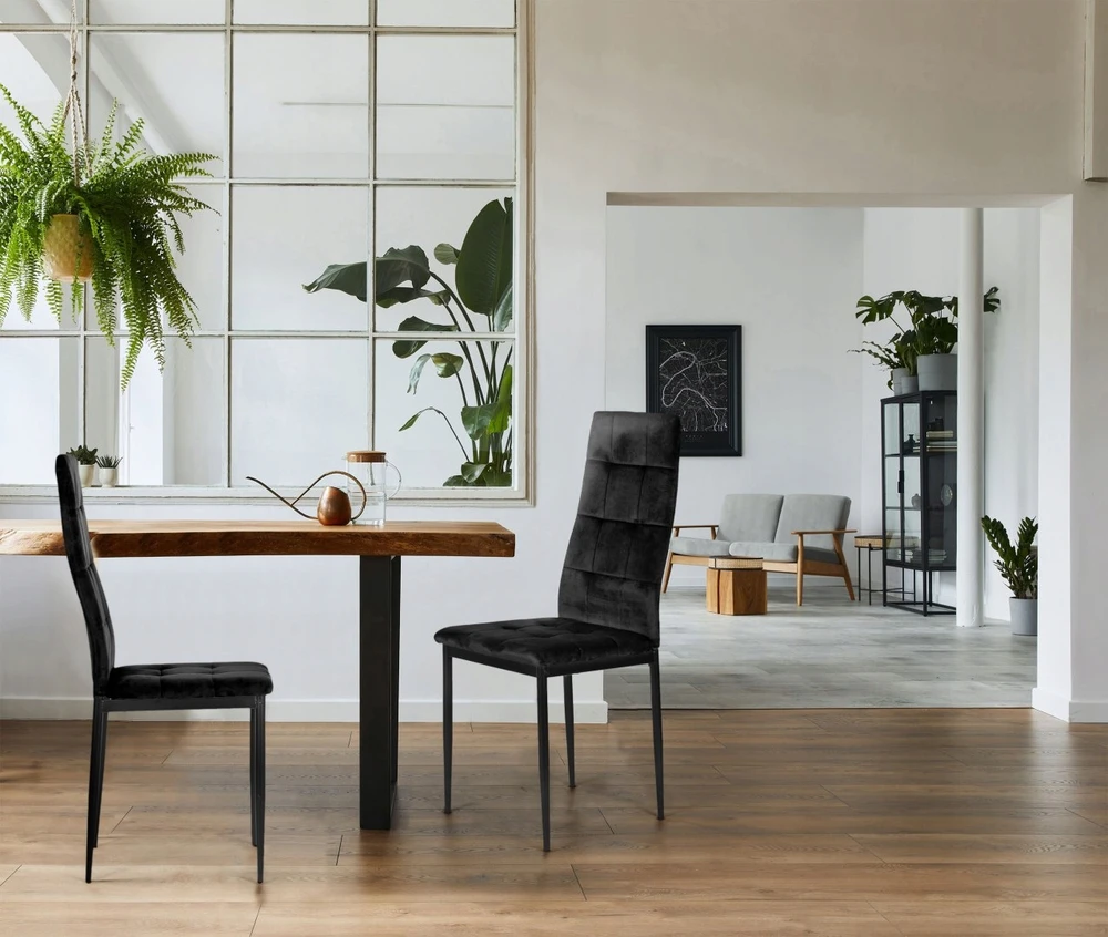 4 juodų aksominių kėdžių rinkinys valgomajam ir svetainei Modernhome