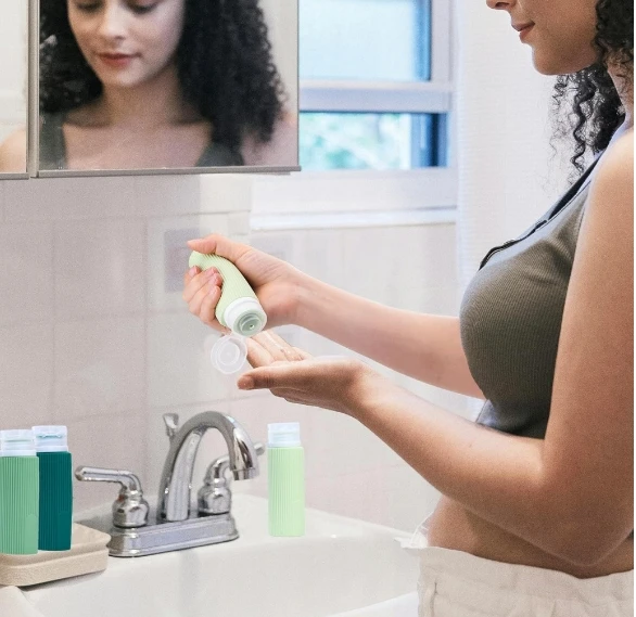4 SILIKONINIŲ BUTELIŲ KELIONINĖS INDĖLIŲ RINKINYS 100ml ŽALIAI RUDA