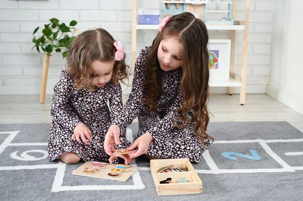 Adam Toys MAGNETINĖ SUKNELĖ SUKNELĖ VAIKAMS MEDINĖ DĖLĖLĖ ADOMO ŽAISLAI 24 Vnt.