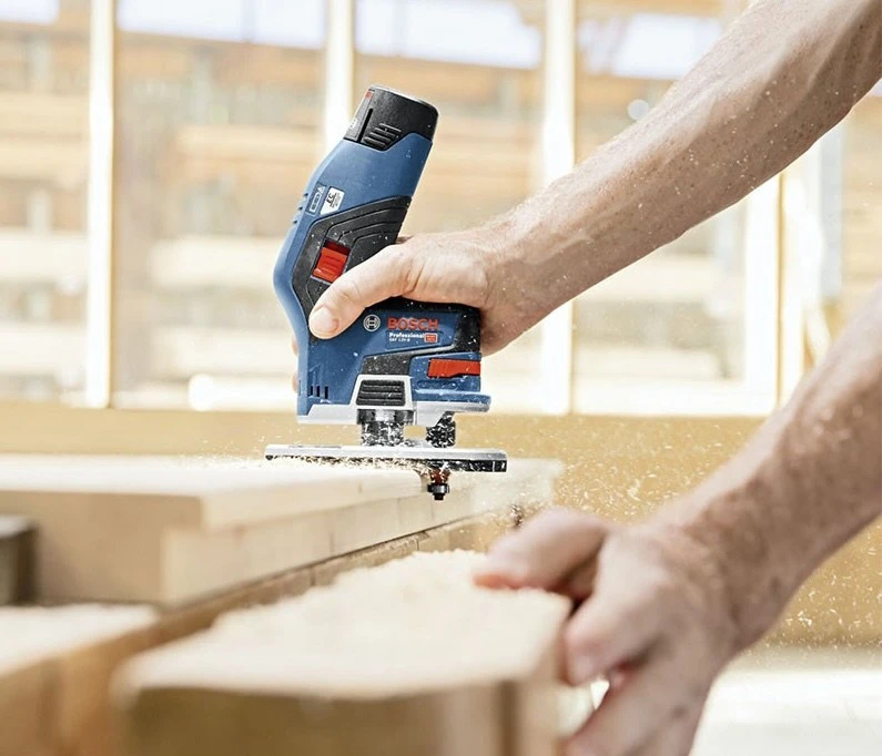 Bosch Akumuliatorinė rankinė freza GKF 12V-8, 2x3.0Ah, ACC