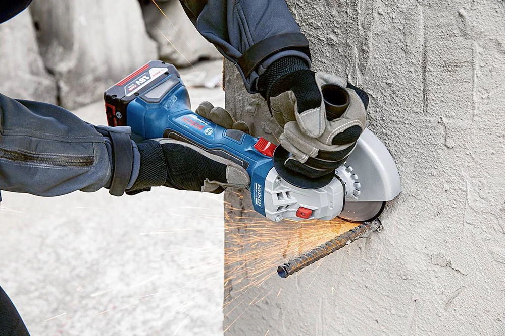 Bosch Akumuliatorinis kampinis šlifuoklis GWS 18V-7, 2x4.0Ah, GAL 18V-40