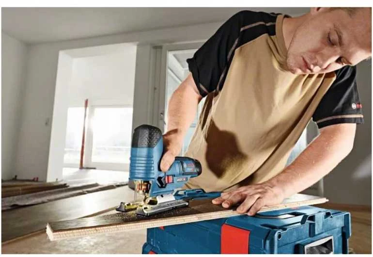 Akumuliatorinis siaurapjūklis Bosch GST 10,8V Li be akumuliatoriaus ir kroviklio