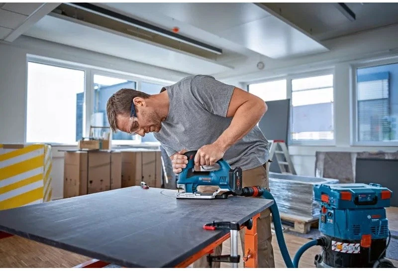 Bosch akumuliatorinis siaurapjūklis GST 18V-155 BC, 2x4.0Ah Procore, LBoxx lagaminas