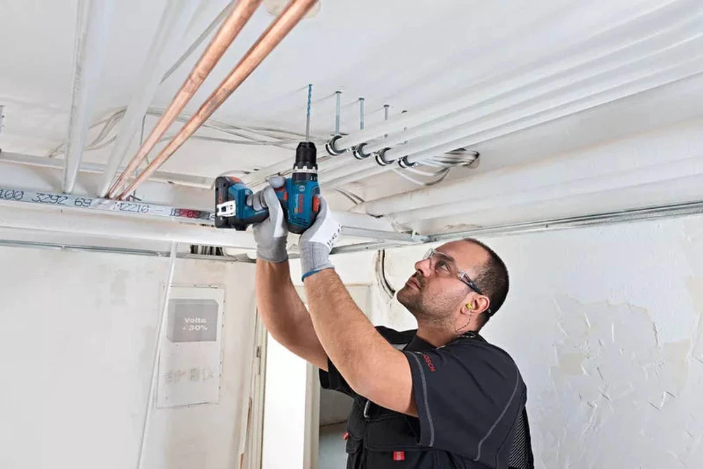 BOSCH GSB 18V-65 gręžtuvas dirbant prie lubų