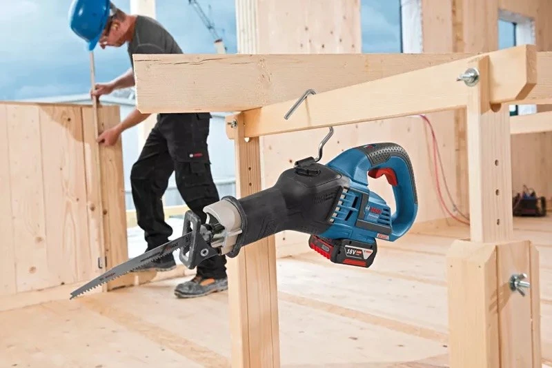 Bosch Akumuliatorinis universalus pjūklas GSA 18V-32, be akumuliatoriaus ir kroviklio