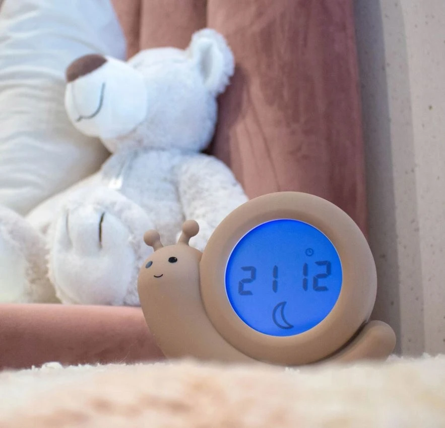 Alecto Sleep Trainer naktinė lempa ir taupe spalvos žadintuvas Snail