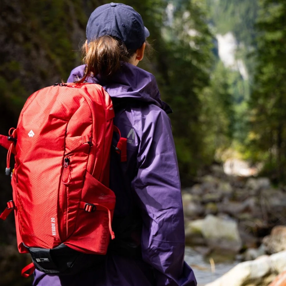 Alpinus Negoiu 20l: Raudonas kelioninis trekkingo kuprinė