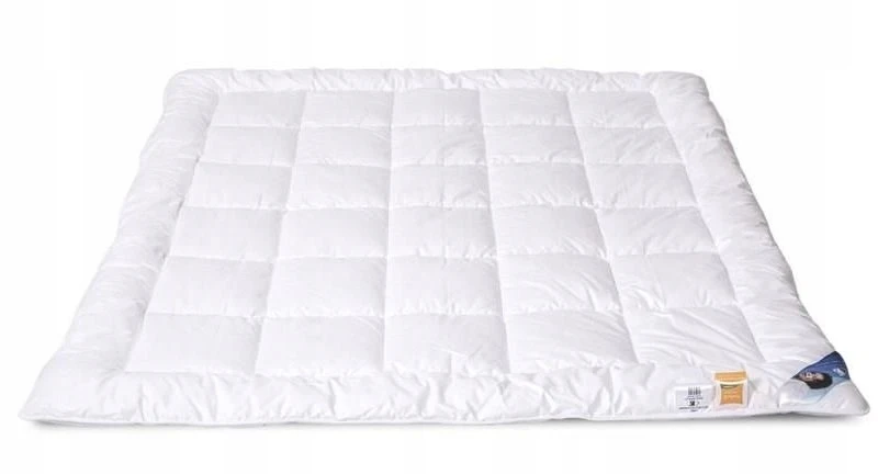 AMW Hipoalerginė antklodė, 160x200 cm, su Allerban apsauga nuo dulkių erkučių, bakterijų ir grybelių, baltas medvilninis užvalkalas, 1.28 kg svoris, minkšta patalynė