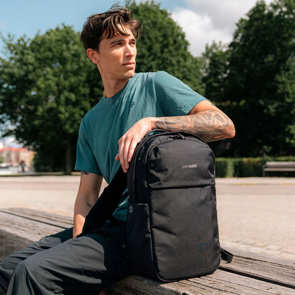 Antivagystinė nešiojamojo kompiuterio kuprinė Pacsafe Vibe 20, 20 l, iki 16", juoda, su RFID apsauga