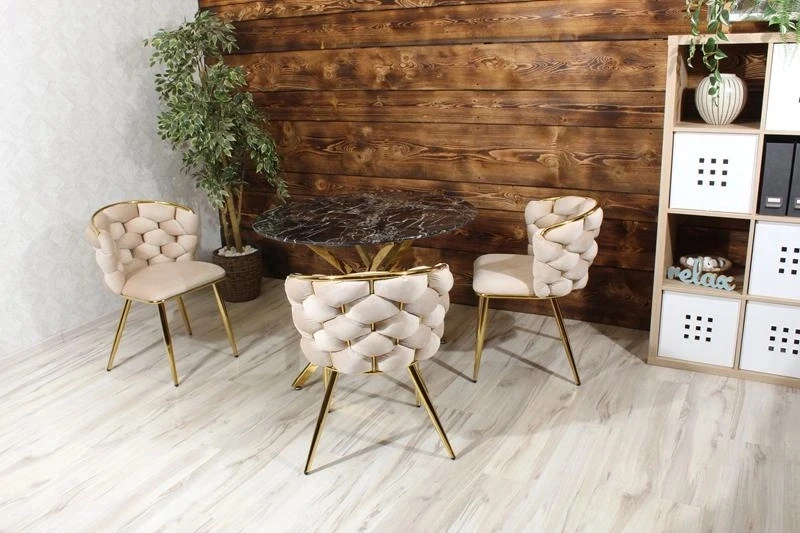 Aropos1 Smėlio spalvos aukso spalvos aksominė valgomojo kėdė su pintu atlošu MIRELLA GOLD