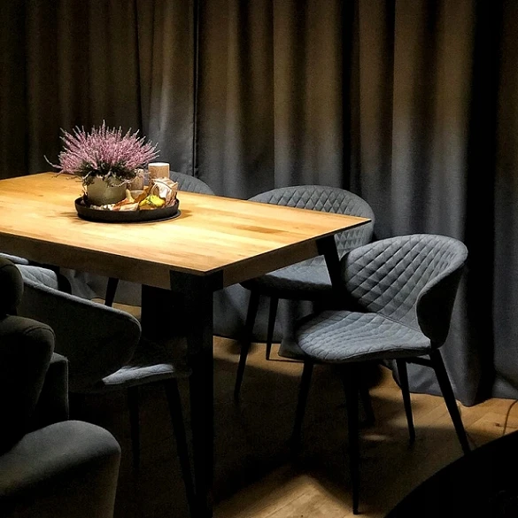 Avida Design Minkšta dygsniuota Aster šviesiai pilka valgomojo kėdė, skirta svetainės stalui