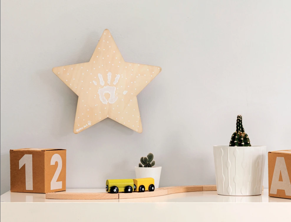 BABY ART medinė sieninė lempa su atspaudu STAR