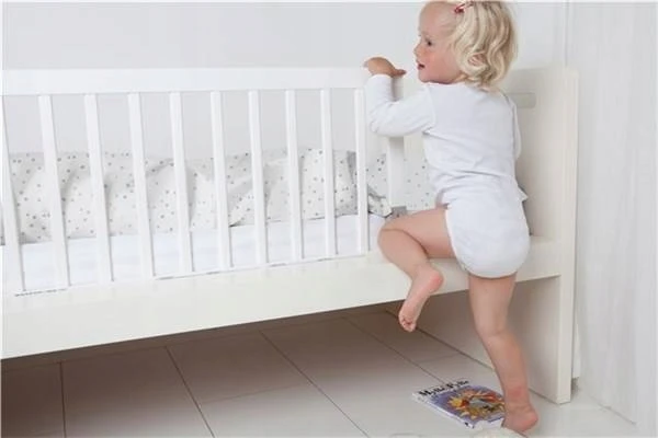 Baby Dan – medinis saugos turėklas lovai, baltas