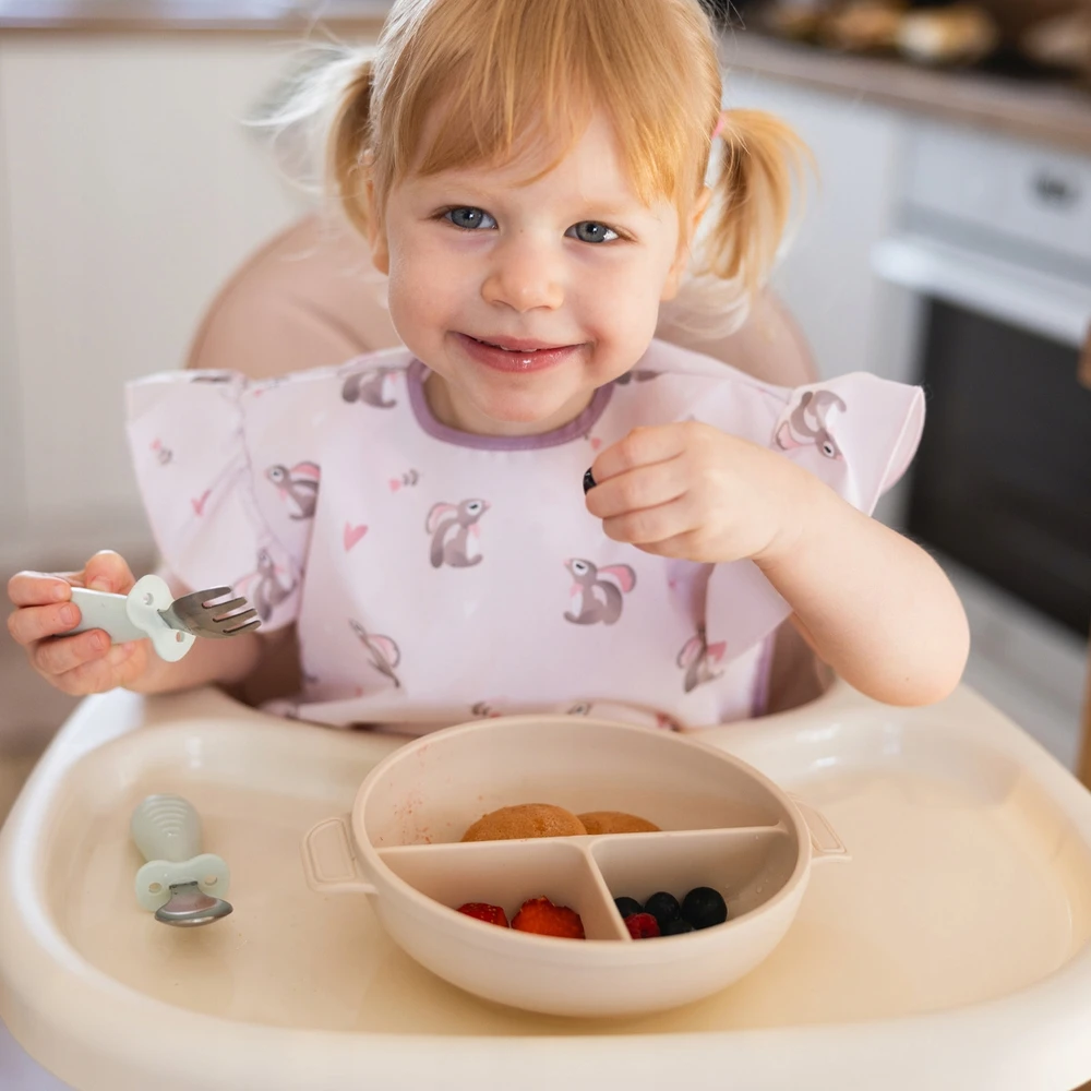 Baby Ono Dubenėlio ir lėkštės rinkinys su siurbtuku, stalo įrankiais ir smėlio spalvos Babyono seilintuvu