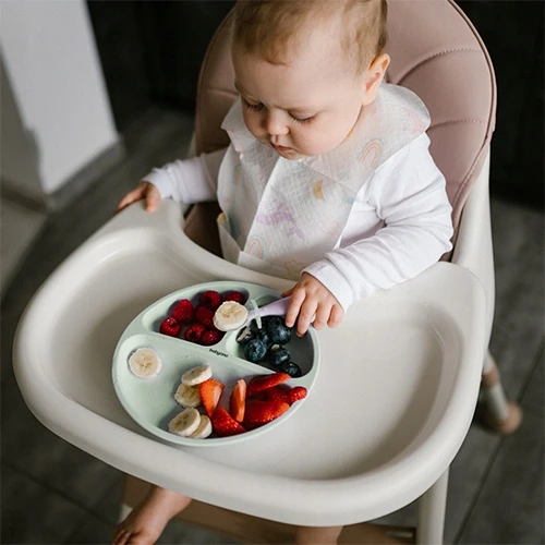 Baby Ono Indų rinkinys: dubuo ir lėkštė su siurbtuku, šaukštas ir mėtinis seilinukas