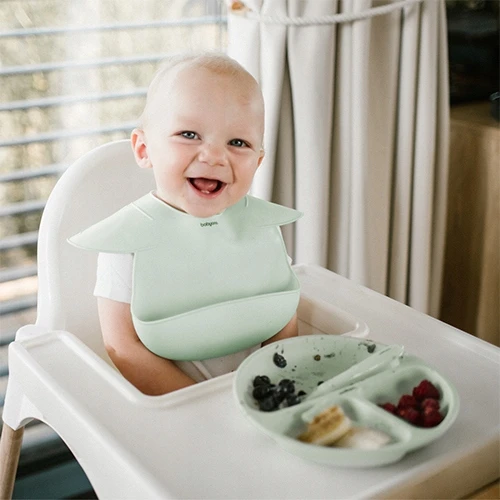 Baby Ono Indų rinkinys: dubuo ir lėkštė su siurbtuku, šaukštas ir mėtinis seilinukas