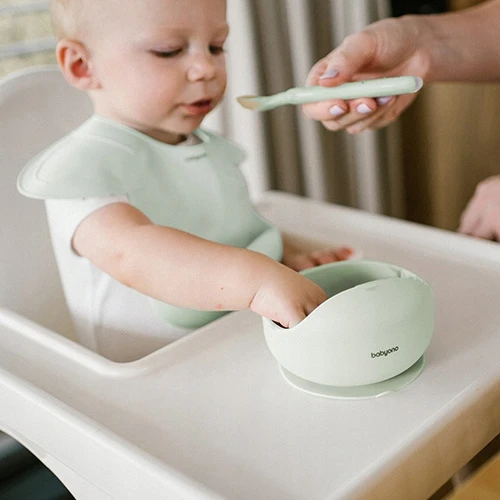 Baby Ono Indų rinkinys: dubuo ir lėkštė su siurbtuku, šaukštas ir mėtinis seilinukas
