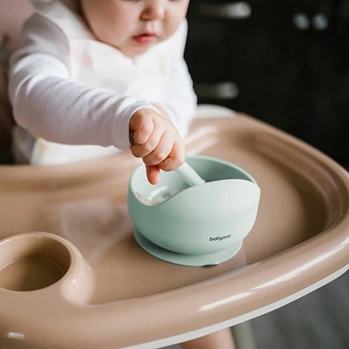 Baby Ono Indų rinkinys: dubuo ir lėkštė su siurbtuku, šaukštas ir mėtinis seilinukas