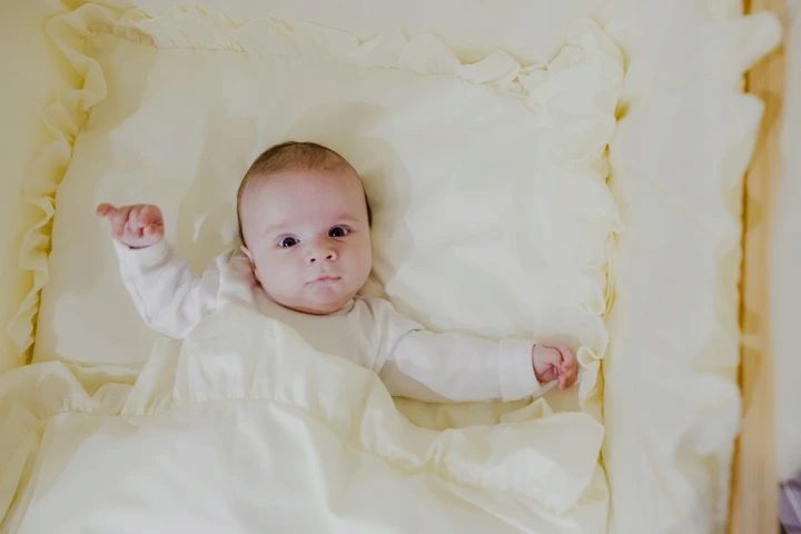 Baby Raj 2el Patalynė 135x100 falbanka do łóżeczka medvilnė -spalva jasny beż,śmietanka