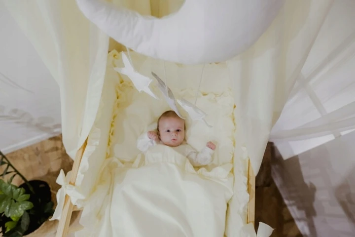 Baby Raj 2el Patalynė 135x100 falbanka do łóżeczka medvilnė -spalva jasny beż,śmietanka