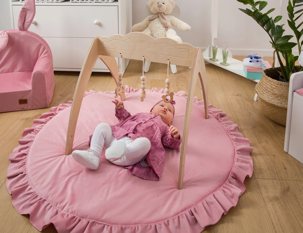 Baby Raj čiužinys mata do zabawy dywanik falbanka velvet- spalva brudny róż,puder